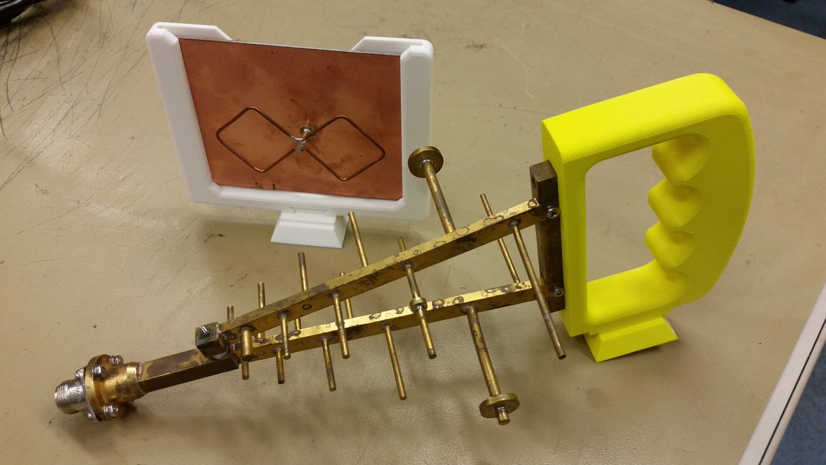 Djoekster's tweet photo. Love rapid prototyping #3Dprinter, part 2.
A refurbished #logper antenna with a special mounting. #tripod #hand https://t.co/k5vOiv7y6E