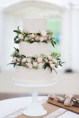 StudioWedBox's tweet image. Love this simple but beautiful floral cake! #weddingcake #letseatcake #yum #wedding #ido