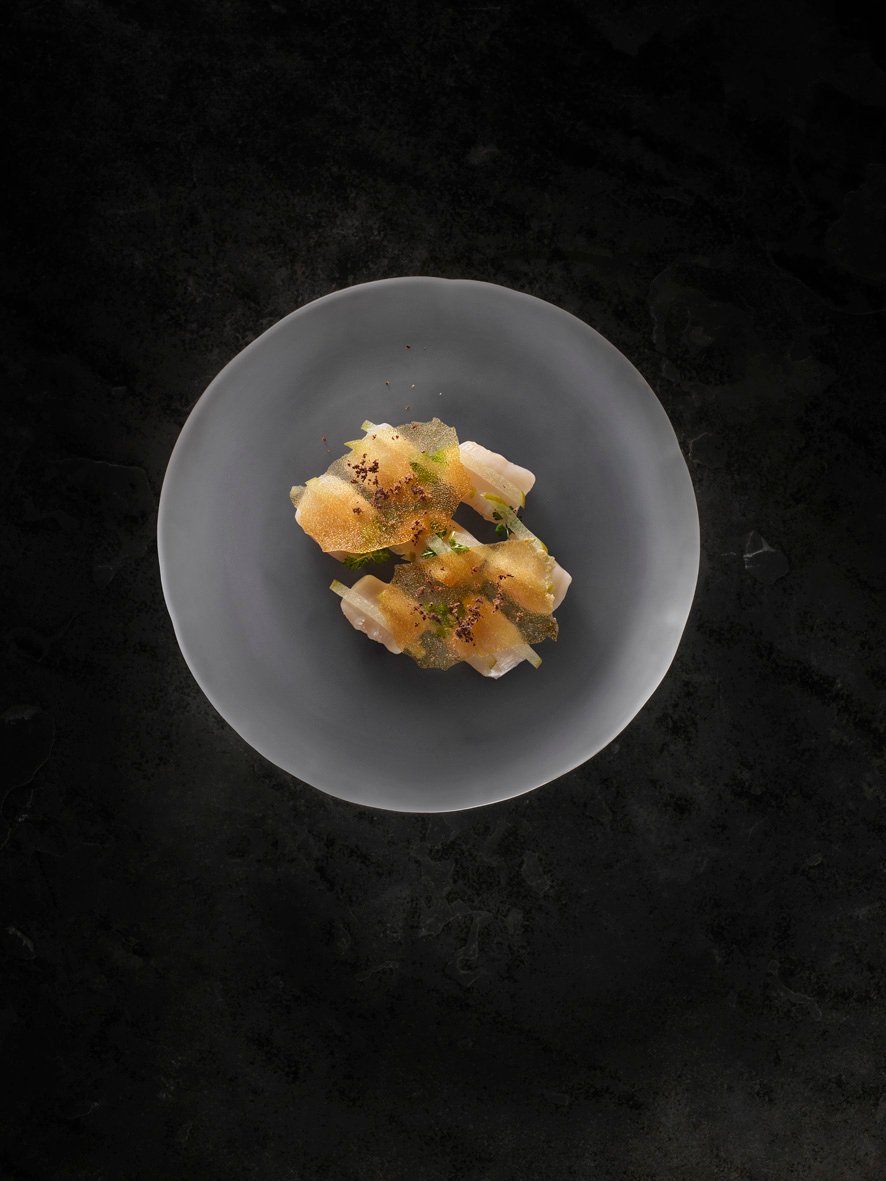 Inspiration for #recipeoftheday via <a href="/FOURMAGAZINE/">FOURMagazine</a> - Raw scallops, pickled apples &amp; chervil bit.ly/1OtIKcy