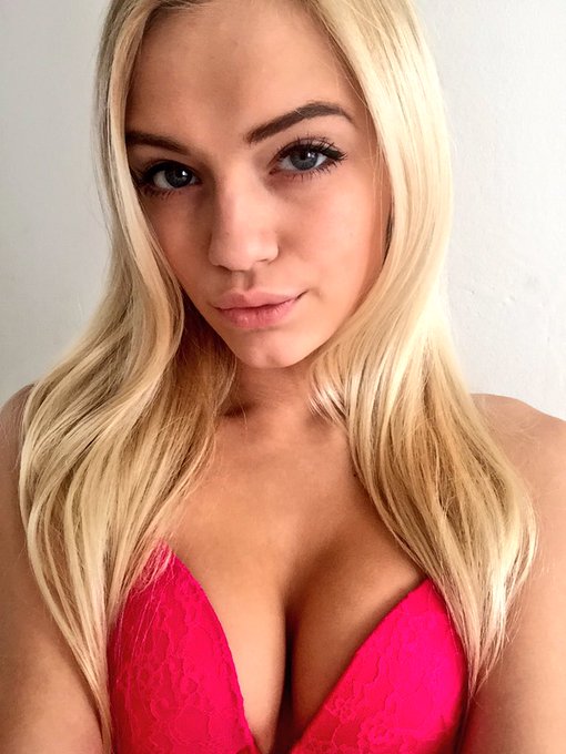 On set w @kendarkxxx ??? https://t.co/QN4EKv26oT