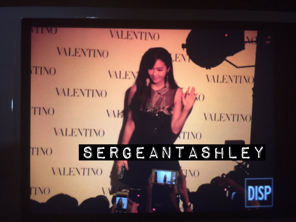[PIC][12-01-2016]Jessica khởi hành đi Singapore để tham dự sự kiện khai trương cửa hàng "Valentino" vào chiều nay CYnAfa8U0AITMzo