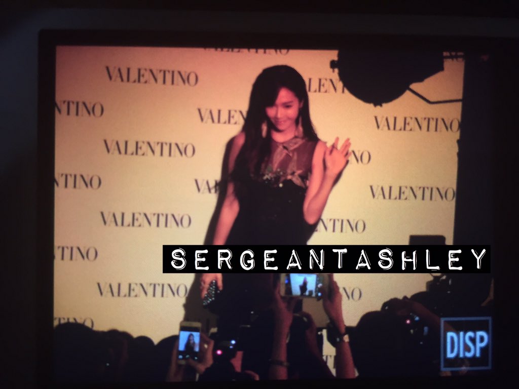 [PIC][12-01-2016]Jessica khởi hành đi Singapore để tham dự sự kiện khai trương cửa hàng "Valentino" vào chiều nay CYnAfa9U0AAF9nS