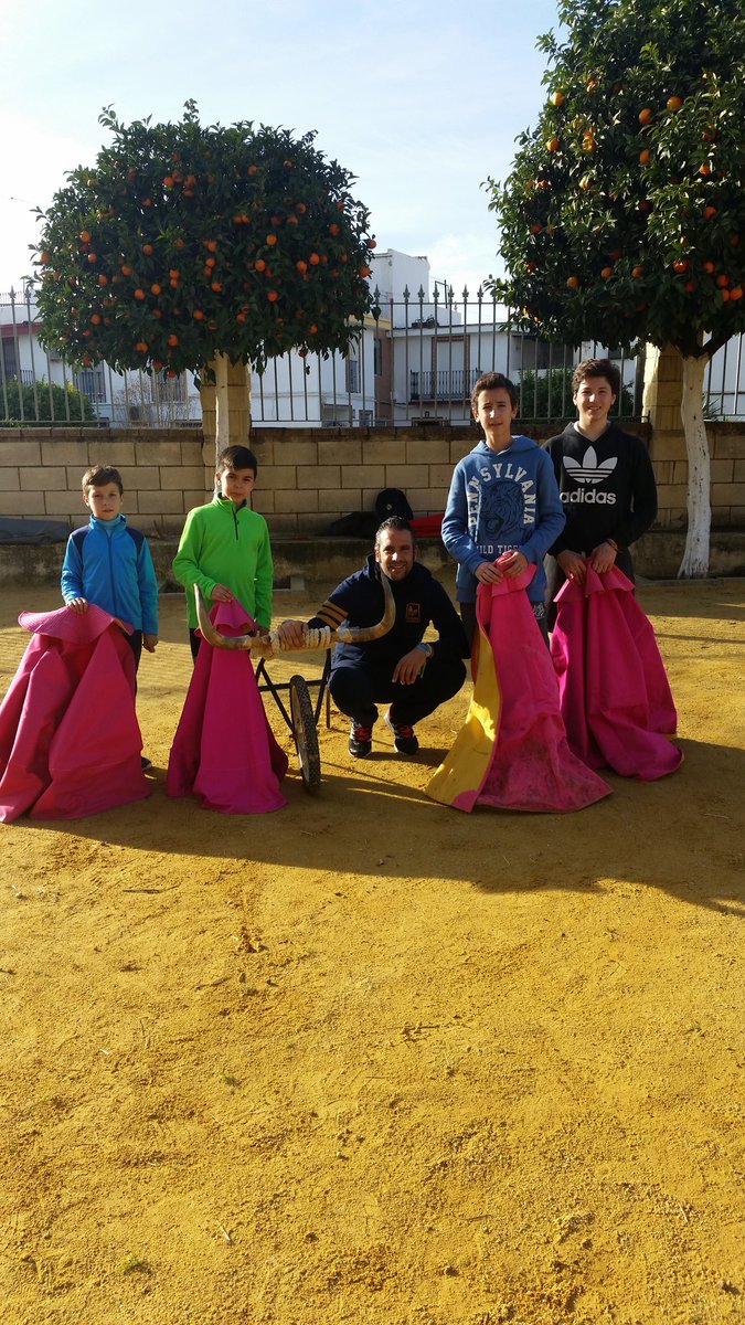 carboneltorero's tweet photo. Entranamiento con alumnos de la escuela munipal de la algaba, caras de ilusión y felicidad https://t.co/ted0bP5NUn