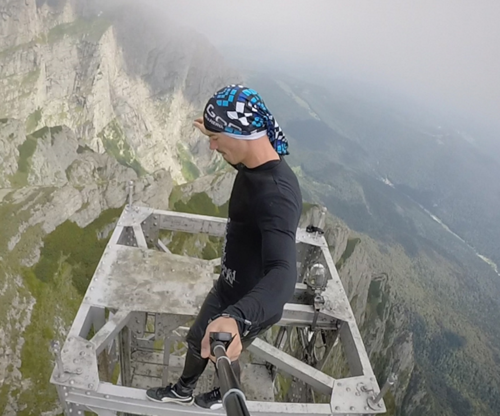 BarcroftUSA's tweet photo. Heavens above: Daredevil free climbs huge summit cross: https://t.co/ackOhibxIv https://t.co/OYF35YBAJp
