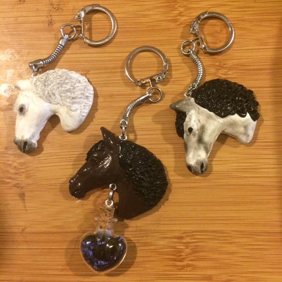 laubhoarst's tweet photo. RT https://t.co/HHENmgpsPx Porte clés simple et porte clés Fiole avec crins et paillettes #CreateursBijoux #Blog_… https://t.co/fvXfYStFe2