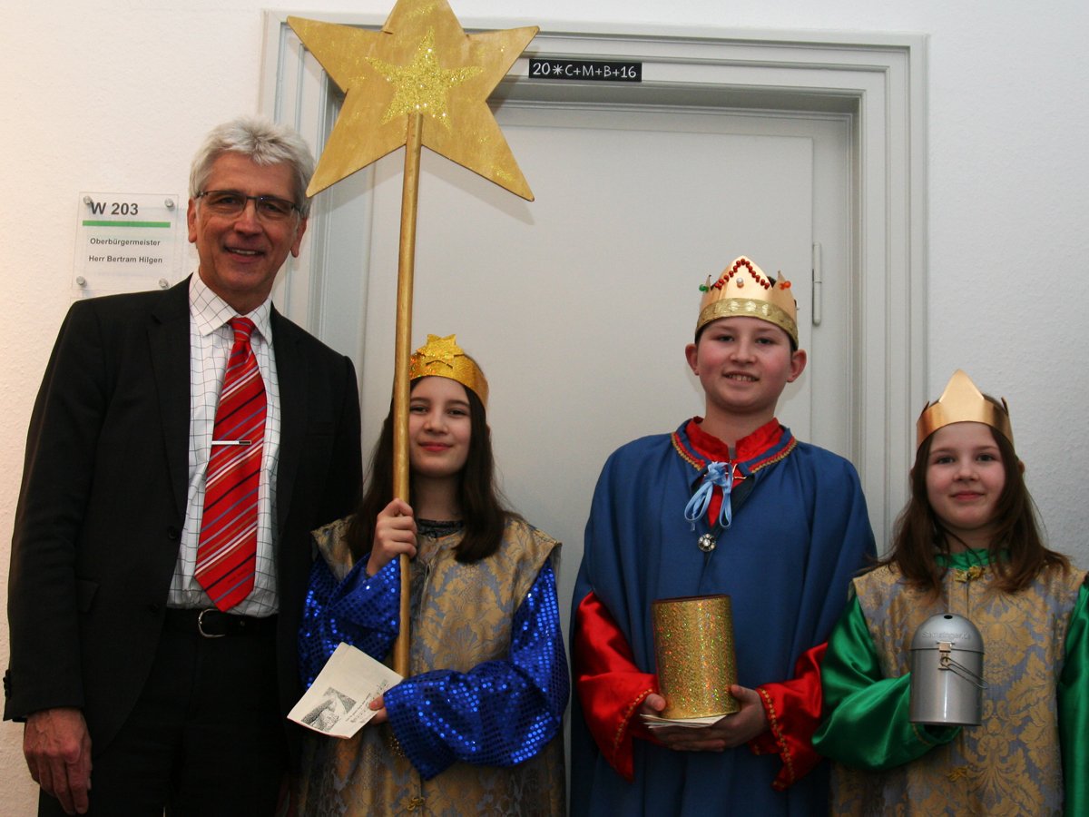 #sternsinger überbringen OB Hilgen den Segen für 2016 ins #Rathaus #Kassel bit.ly/sternsänger (mic) https://t.co/wwpdq2RUMX