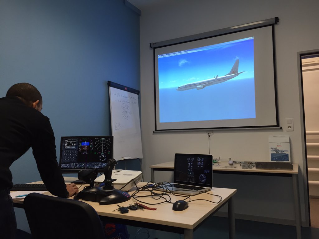 ECE_StDizier's tweet photo. La #Team3A nous fait prendre les commandes d'un #Boeing 737 pour leur pot d'arrivée à l'@ECE_StDizier. #SaintDizier https://t.co/DZqKyfO2Gt