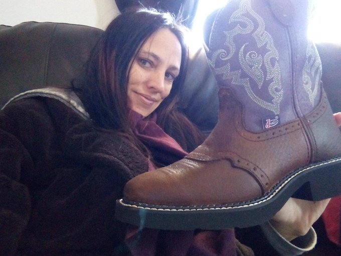 I was outside breaking down all the Amazon boxes to take ♻ done with that BTW then UPS arrives 👢 remember<a href="/tag/purplebeer"class="tags"><span>#purplebeer</span></a>