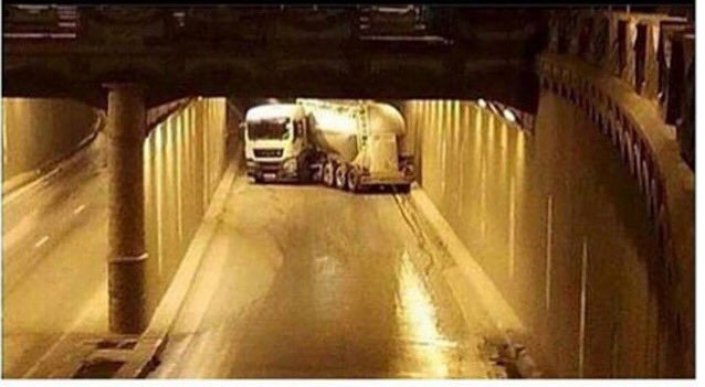 HumourAddict's tweet image. Quand tu t'embrouilles avec quelqu'un et qu'il te lache un "ntm" derrière toi :