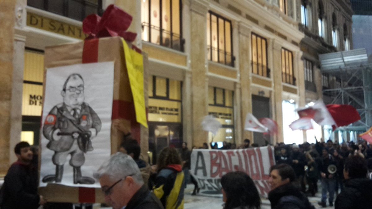 banca_rotta's tweet photo. In corteo verso la Prefettura per rimandare a @matteorenzi il commissariamento-pacco a #Bagnoli #decidelacittá https://t.co/1cdJSVIyFV