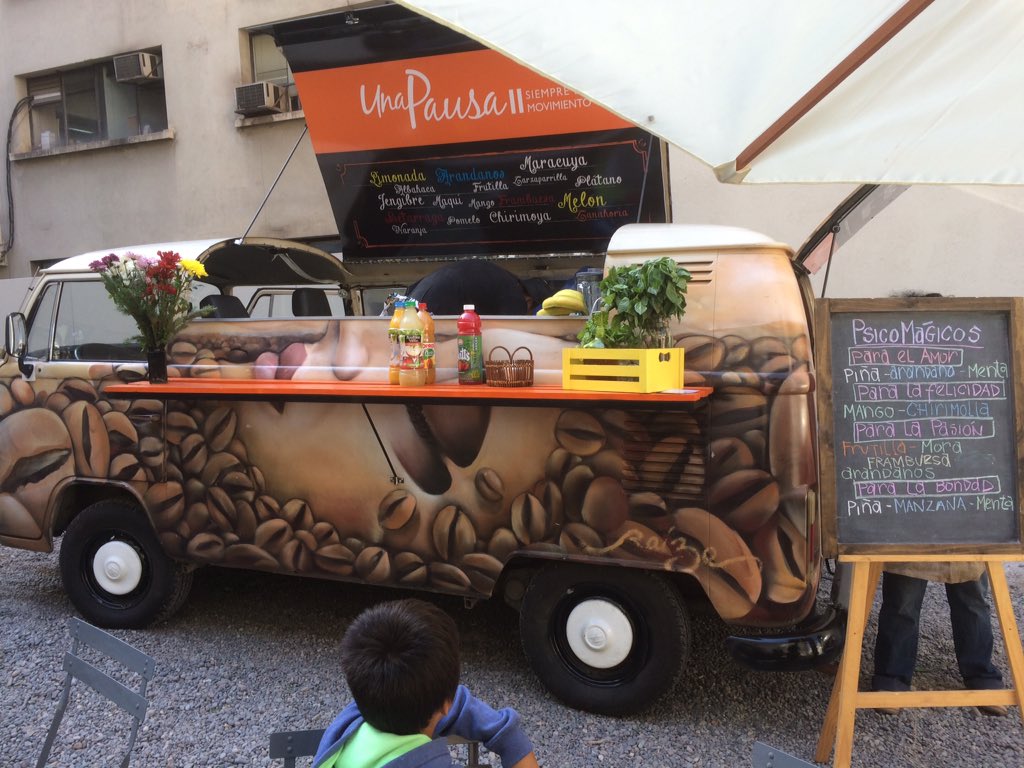 foodtruck14's tweet photo. Autoridades en lanzamiento #plazadebolsillo morande 83 con Food Truck Chile!  @GustaGustaChile @kombinala #unapausa https://t.co/00c7yvBMx3