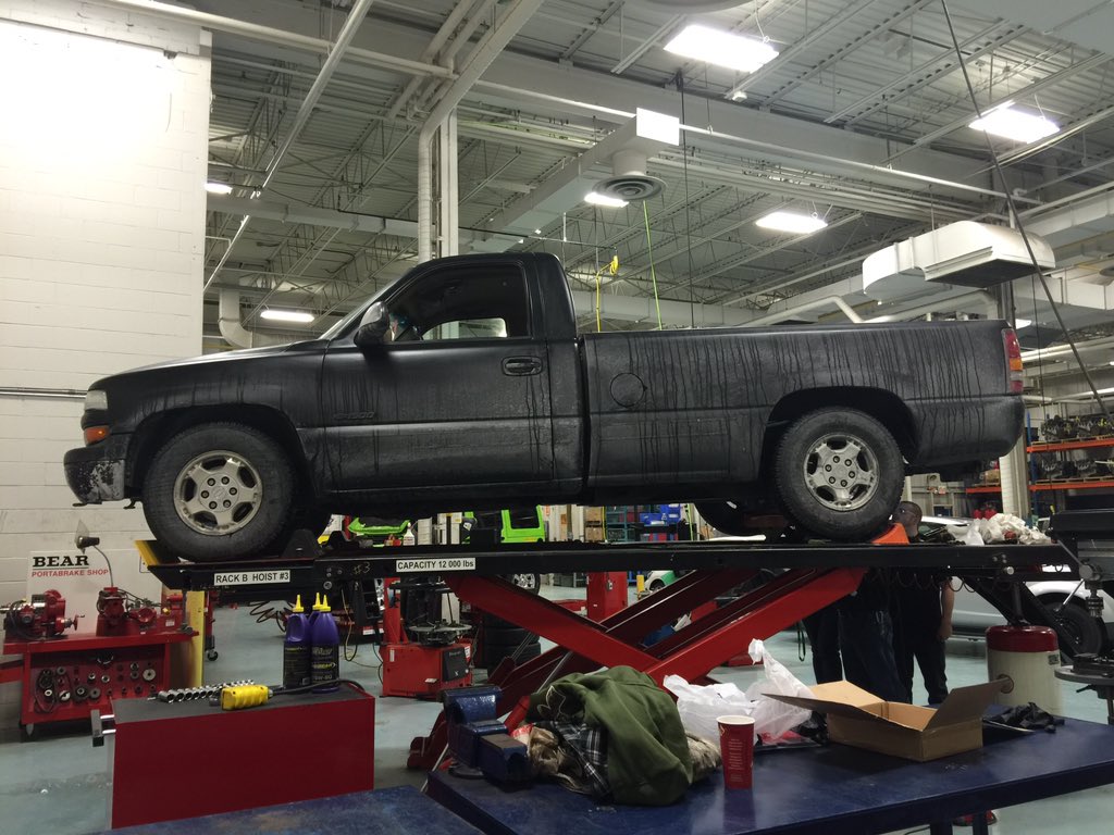 L_tucker02's tweet image. When your truck stinks up the whole shop.. smelly old diff fluid. #ew #differentialservice #chevrolet #silverado