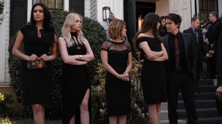 miss_jillyb's tweet photo. What?! #Spaleb 😳 I hope it's just a friendship! #PLL https://t.co/omZkNpPFB2