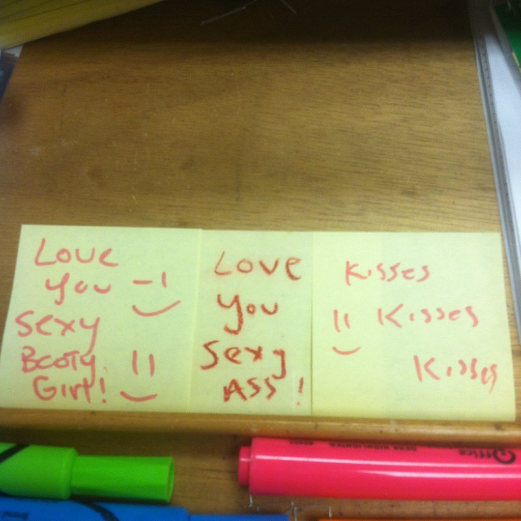 stephiepiee's tweet photo. Love coming to my desk at work and finding lil notes from my moon man🌚💚✨ https://t.co/xQMHJCyFZ7