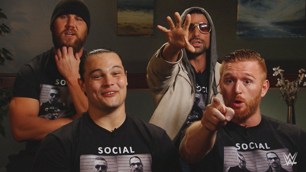 Michael Cole entrevista os Social Outcasts