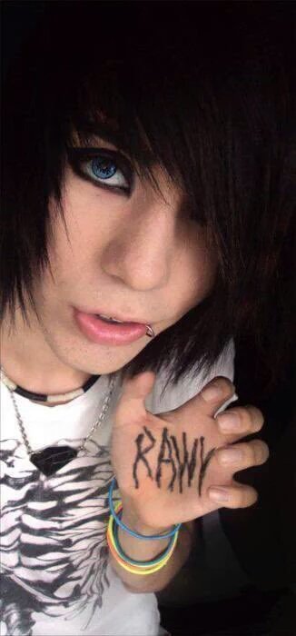 Hi, I'm Alex...
People call me emo, but I don't like labels so...
I love cuddles
New but not new
I'm kinda shy 
RT?🐾