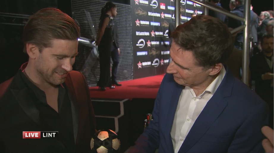 devierkantepaal's tweet image. [@VTMNIEUWS] Erik Van Looy &amp;amp; Kevin Janssens ontvangen de trofee voor Beste Supporters voor #rafc ! #goudenschoen