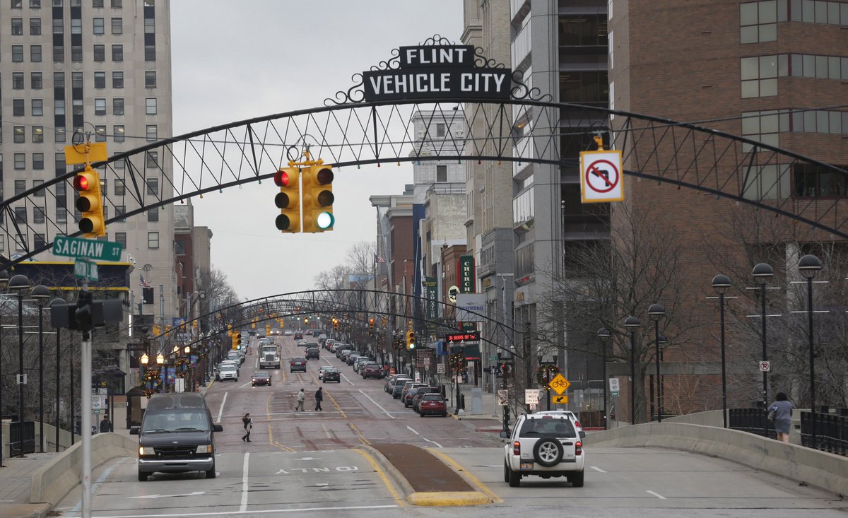 slatest's tweet photo. Flint sends overdue notices to residents who aren't paying for their water, which is poison https://t.co/6JzXcJ3KBV https://t.co/FFjUzmeQgW
