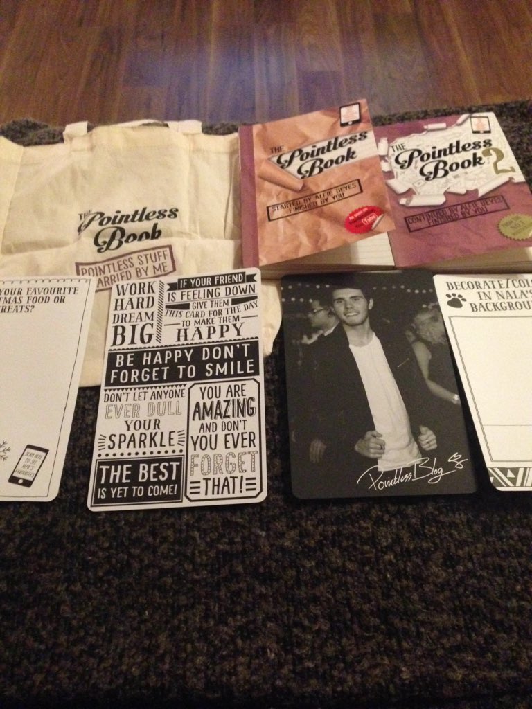 AmyxAmeliax's tweet photo. #pointlessbook #pointlessbook2 bag,2 books cards plus a photo signed β€οΈβ€οΈβ€οΈ @PointlessBlog ππ https://t.co/WiYfAr3PpD