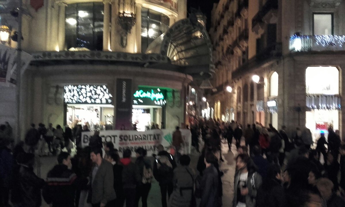 CNT_Barcelona's tweet photo. Comencen les rebaixes a El Corte Inglés i el boicot continua! https://t.co/Ihw15tWcxf #boicotelcorteinglés https://t.co/YvvVJnw2PE