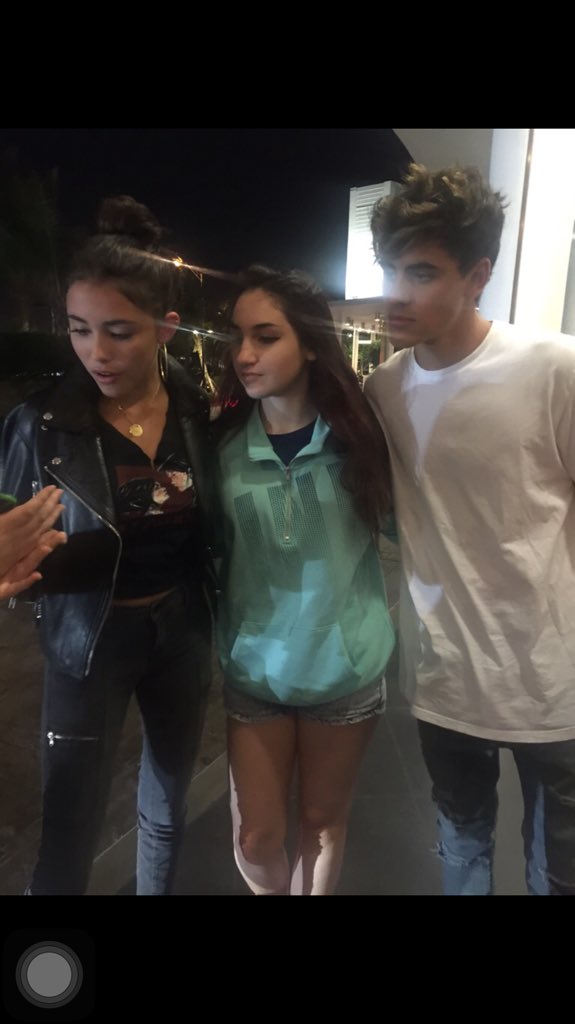 okokgtg's tweet photo. #AskMadison can u plz follow me already @MadisonElleBeer https://t.co/X9l6AiGUJj