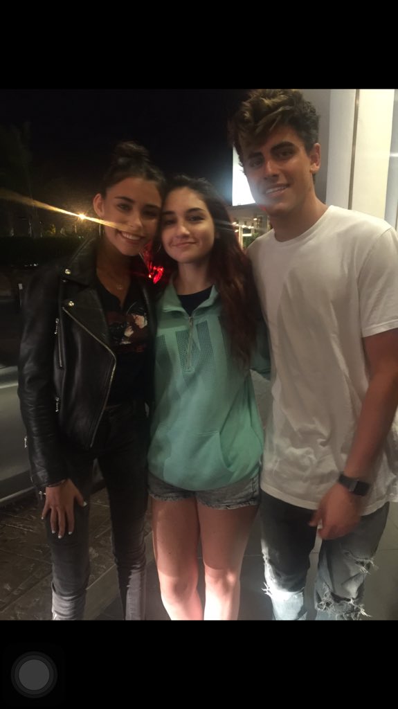 #AskMadison can u plz follow me already <a href="/MadisonElleBeer/">Madison Beer</a>