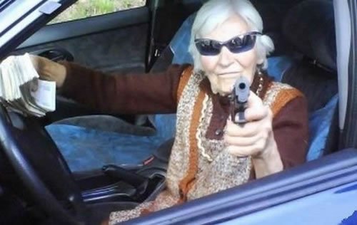 PostureoEspanol's tweet photo. CUANDO TE INTENTAS IR DE CASA DE TU ABUELA SIN REPETIR. #SelfieConTuAbuela https://t.co/aN6Cx2JcLK