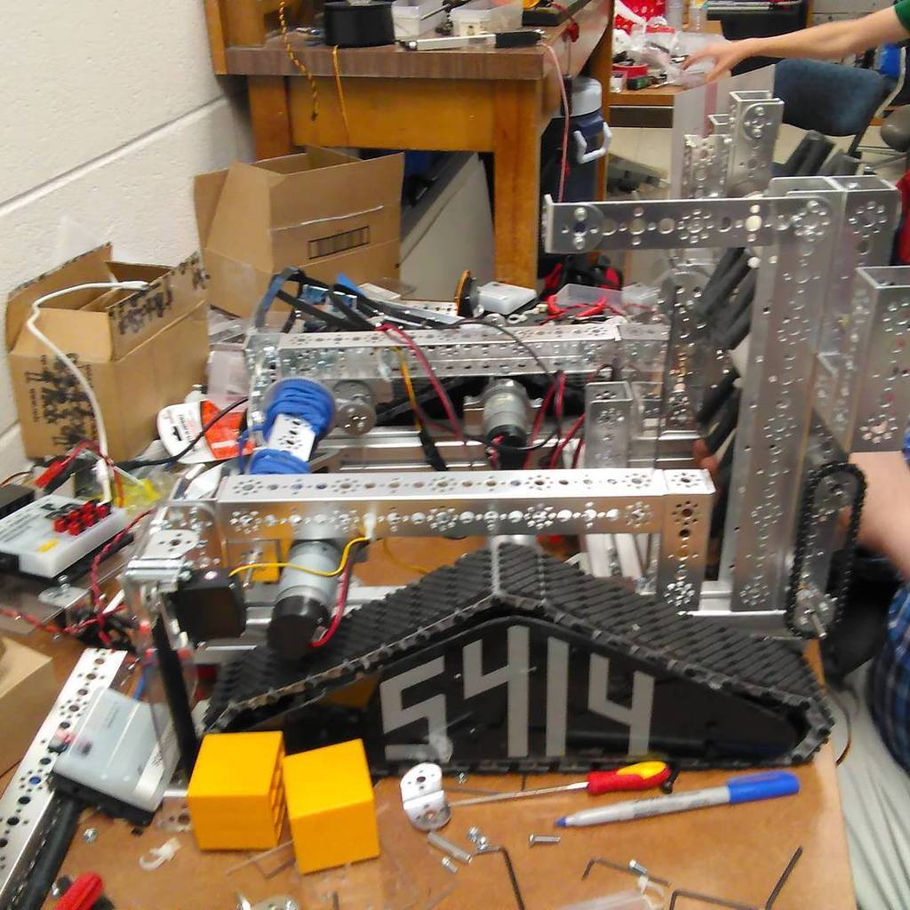 Otherbots's tweet image. It was Moby Rick&apos;s new year&apos;s resolution to lose some weight 😂 #vafirst #trirobotics #iloverobots #ftc #firsttechch…