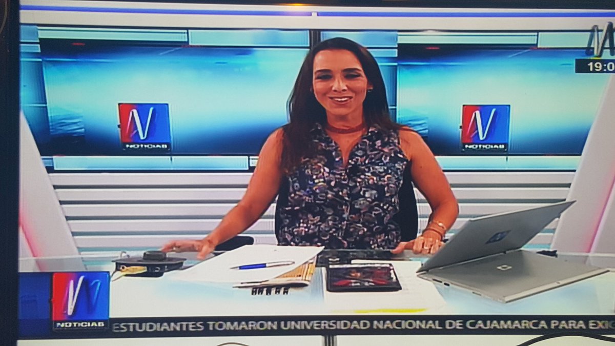 memepoliticope's tweet photo. Tan linda y tan tonta... q siga leyendo noticias nomas! Como va a promover la pelicula d la #RobaCable ?? @canalN_ https://t.co/1VrXlty8ON