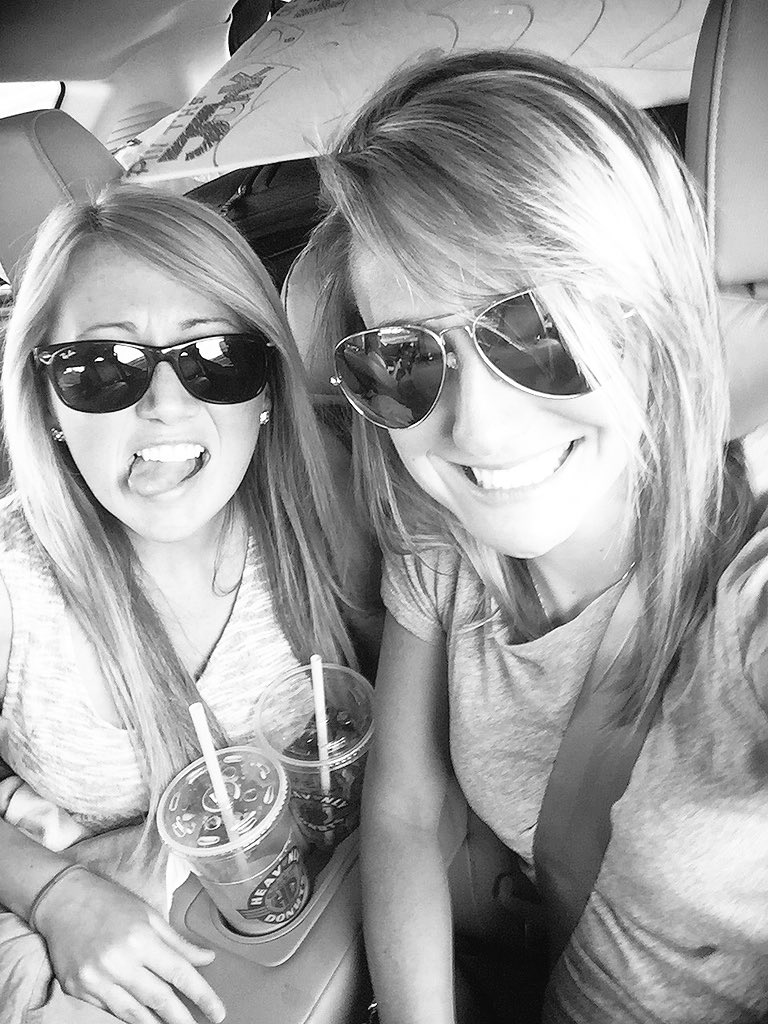 TaraLynne5's tweet photo. Having a small flashback to #NYC and some backseat road-trip fun with this gal #iknowitsonlywednesday #earlyfbf ✌🏻️ https://t.co/FuhLxclqK7