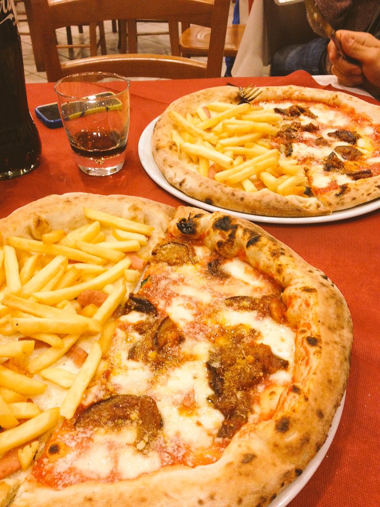Tanya2005Tanya's tweet photo. PIZZA BUONISSIMA!! #Ovesuvio #Noi โค๏ธ๐# https://t.co/bMYiO3qyrG