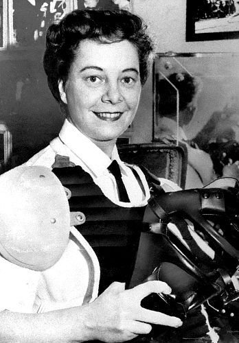 44 yrs ago today, Bernice Gera won lawsuit vs Org. Baseball to become first female umpire: atmilb.com/14Wc4Zz