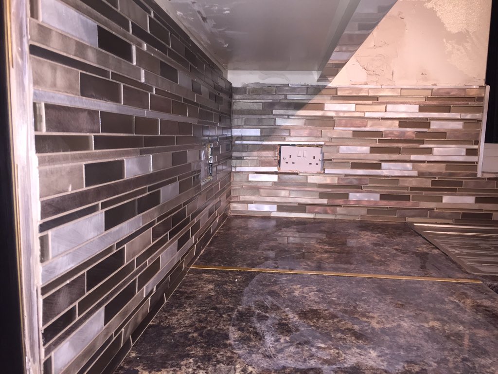 PM_Ceramics's tweet photo. Full splashback in glass/stainless steal mosaic looks 5* #tiling #ceramics #mosaics https://t.co/FwXvggAAAD