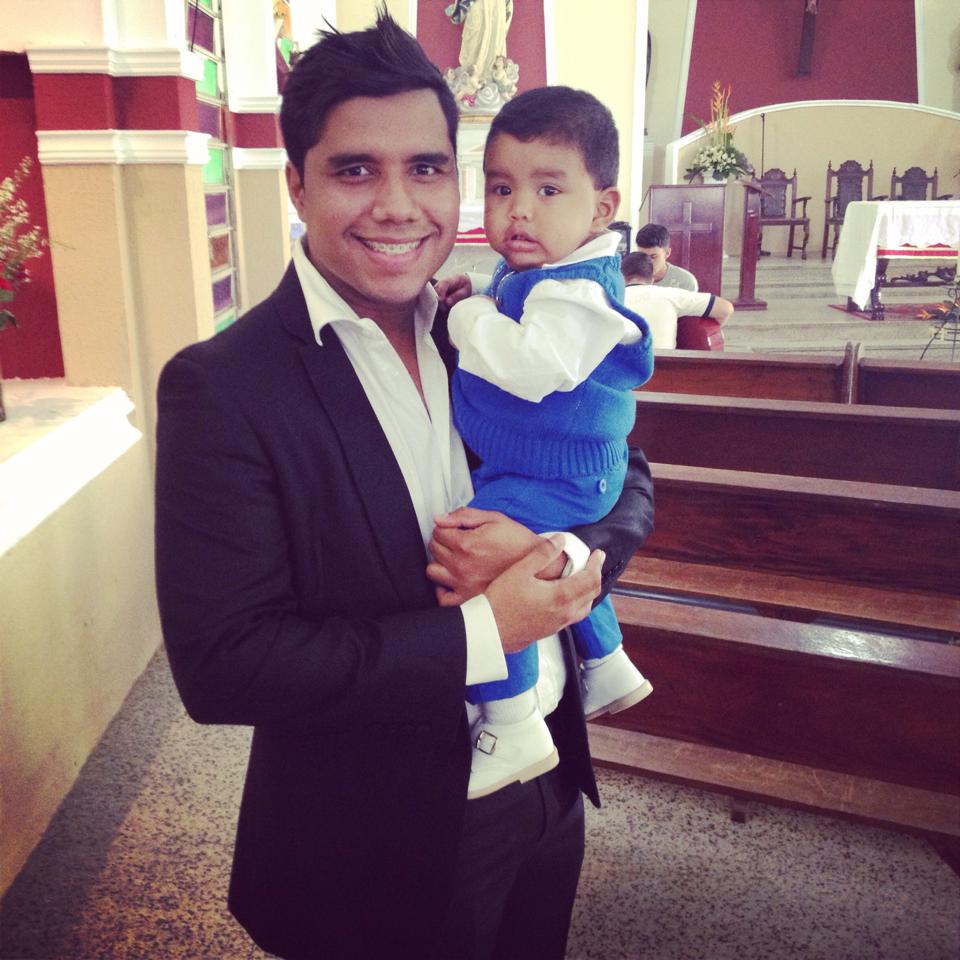 RenzoyAlexFans's tweet photo. Nuestro @ALEXROMERO1 con su niño #AlexSamuel ♥ https://t.co/fp29VxqS92