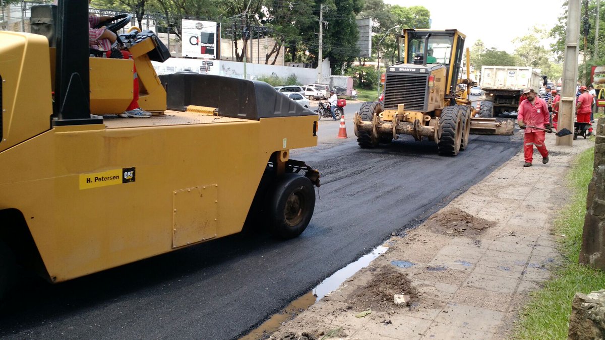 AsuBacheando's tweet photo. @780AM @Carlosmperalta @rpcpy El Ing Jorge Samaniego Director de Vial en los trabajos de la Av. Aviadores del Chaco https://t.co/qPBK8NR4KR