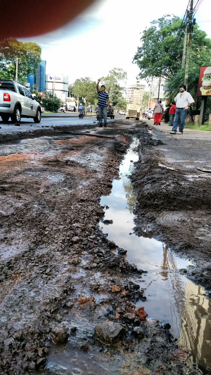 AsuBacheando's tweet photo. @780AM @Carlosmperalta @rpcpy El Ing Jorge Samaniego Director de Vial en los trabajos de la Av. Aviadores del Chaco https://t.co/qPBK8NR4KR