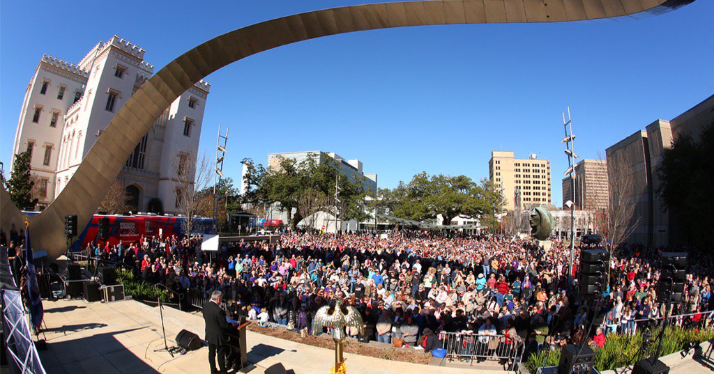 Franklin_Graham's tweet photo. It was a privilege to be with 4,200 in Baton Rouge, LA to call out to God on behalf of our nation. #DecisionAmerica https://t.co/9AT2nLR6PG