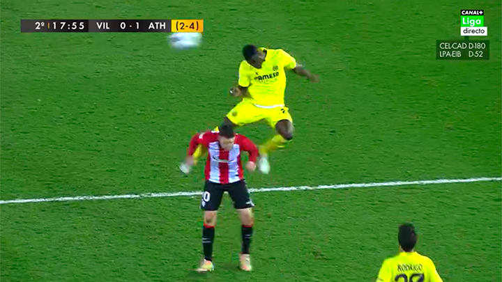 MPlusDeportes's tweet photo. Otra de Bailly, que cambia el fútbol por el muay thai.
Golpea con la rodilla la espalda de Aduriz.
#LocosPorLaCopa https://t.co/pMpFC8wW7h