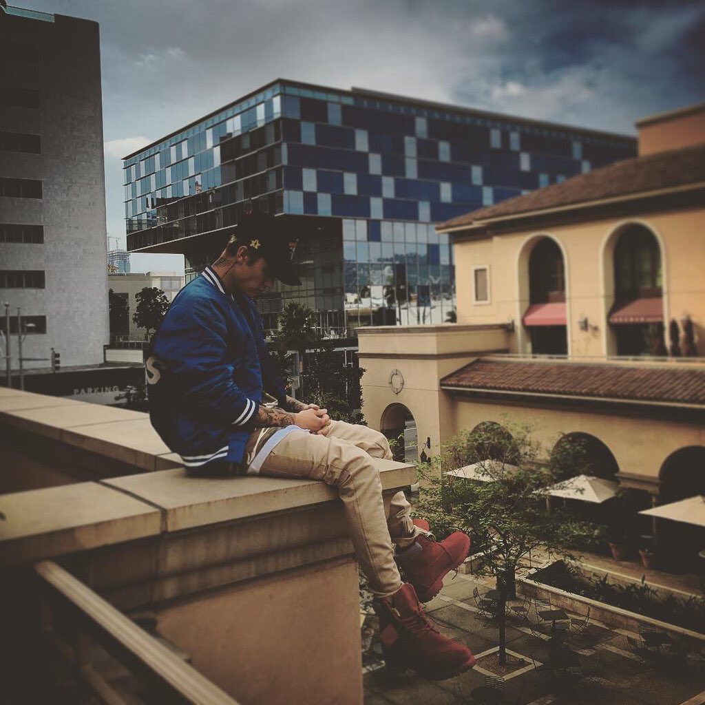 husamhsm's tweet photo. bomber jackets on Justin are just 😍 https://t.co/2KWZ8R1JHS