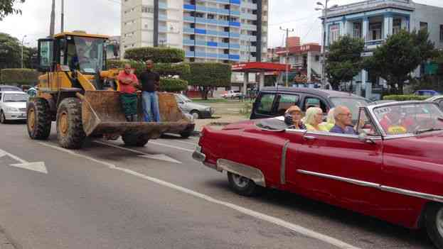 yoanisanchez's tweet photo. "La #Cuba de los contrastes", unos viajan en autos lujosos y otros en lo que aparezca https://t.co/dbWvD1m63I https://t.co/QDfcHAZhkU