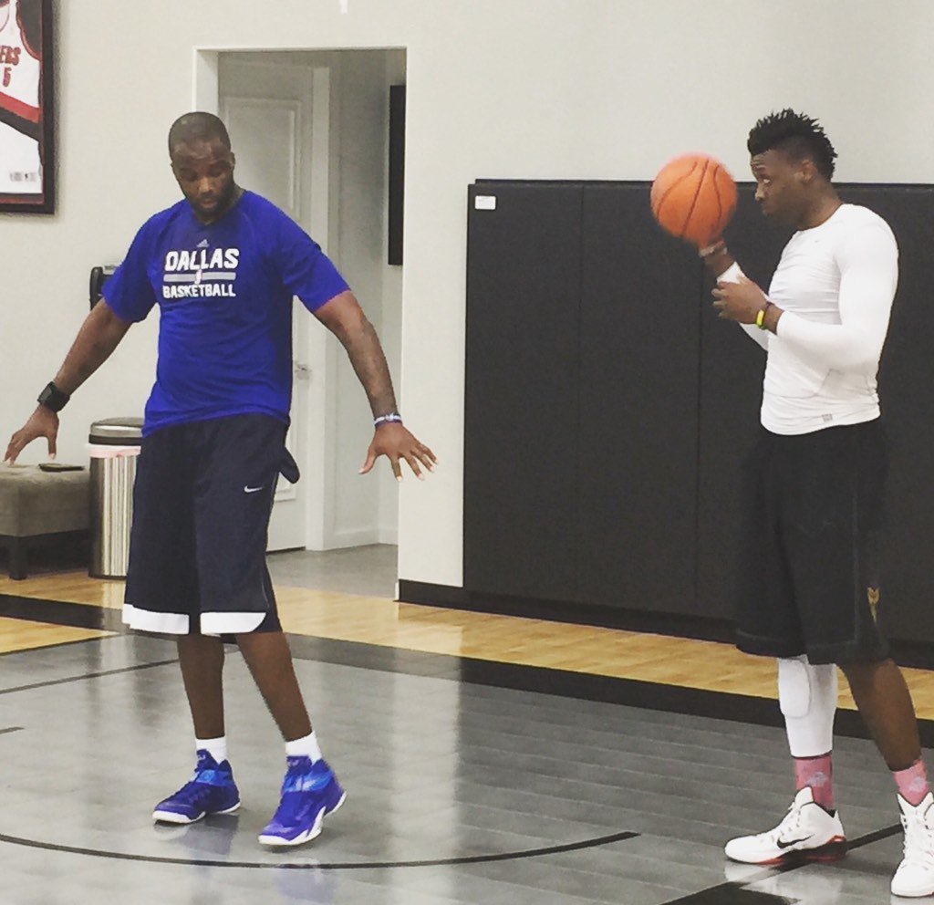 PowerForwardInt's tweet image. Learn from the best to play like the best. Thanks @jermaineoneal for teaching our students how to play like the pros