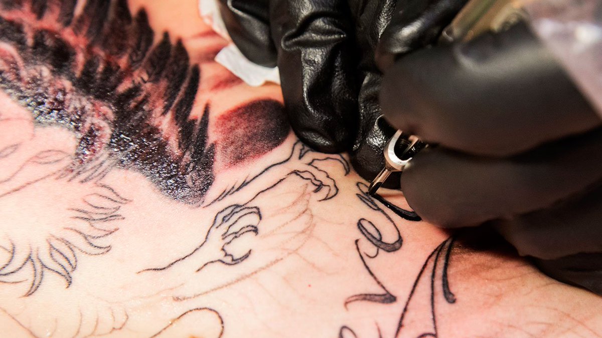 svtnyheter's tweet photo. Allt vanligare att tatuera hemma men branschen varnar: "Kan innehålla billack" https://t.co/QfjLX6rZHY #svtnyheter https://t.co/oKy3reMXyH