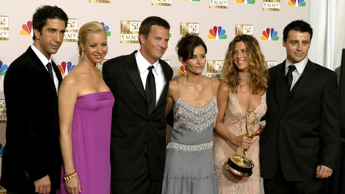 The cast of beloved 1990s comedy Friends are to make fans' dreams come true by reuniting trib.al/7qB8rm2