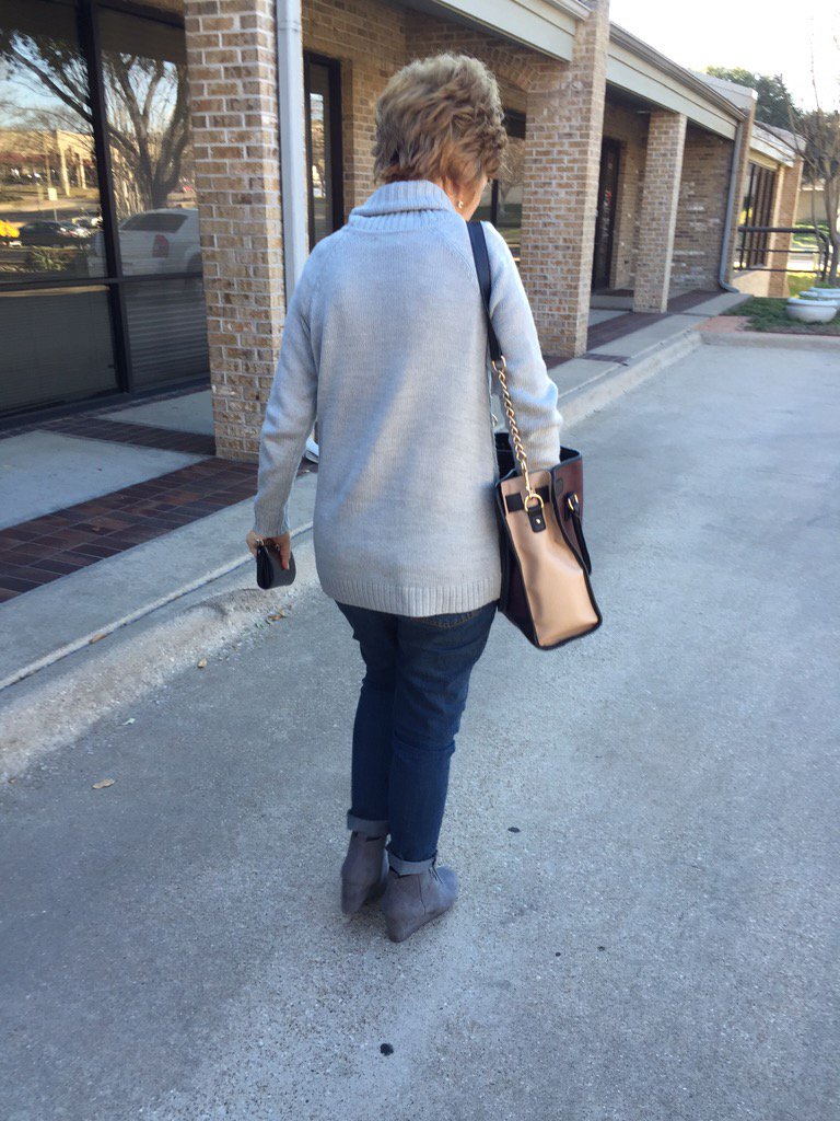 chachi_mt's tweet photo. Y'all look at my moms slick style🐐 #coolestmomaward https://t.co/1MRVpwpsRf