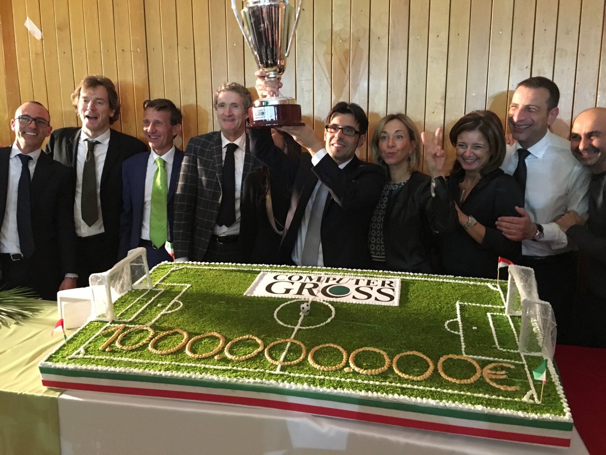 ComputerGross's tweet photo. 1MILIARDO di torta! #KickOff #KickOff2016 #CGrossSoloXNumeri1 #ILoveComputerGross https://t.co/ThIn8PEiTY