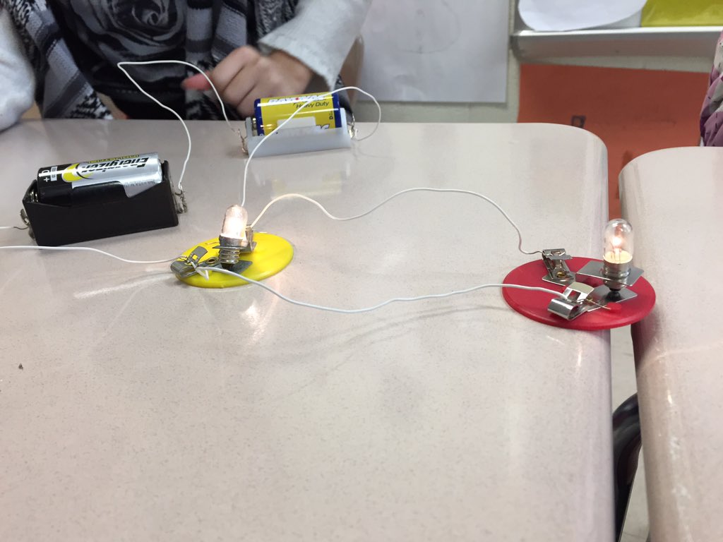 moovinwithMJ's tweet photo. SUCCESS! #loveitwhentheirpersistencepaysoff #scienceinvestigation #circuits #parallelvsseries https://t.co/8Lh3DU0fQr