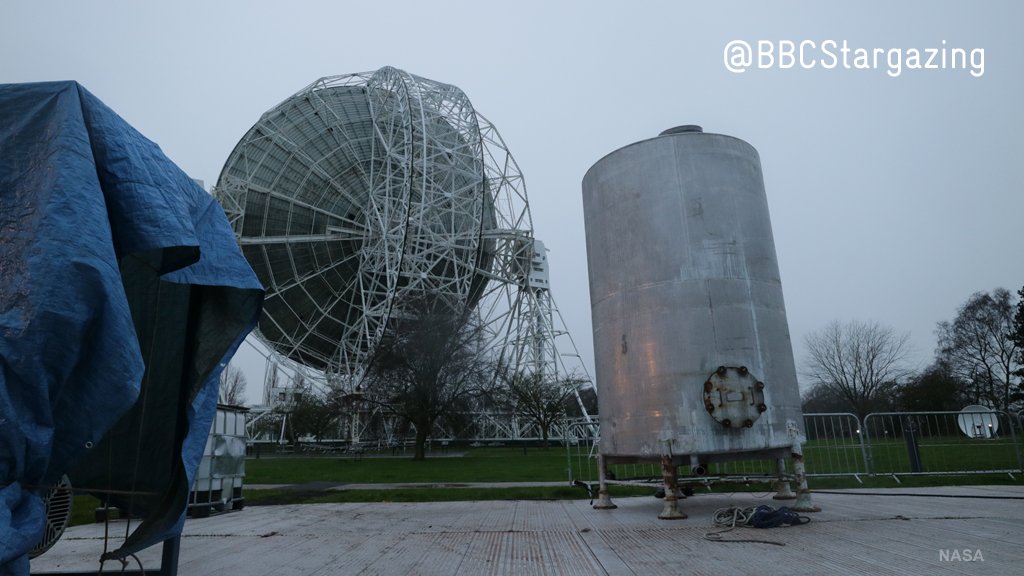 BBCStargazing's tweet photo. Here's the container that @daraobriain &amp; @ProfBrianCox just DESTROYED- it's huge! The power of pressure #Stargazing https://t.co/9fuN8rrze8