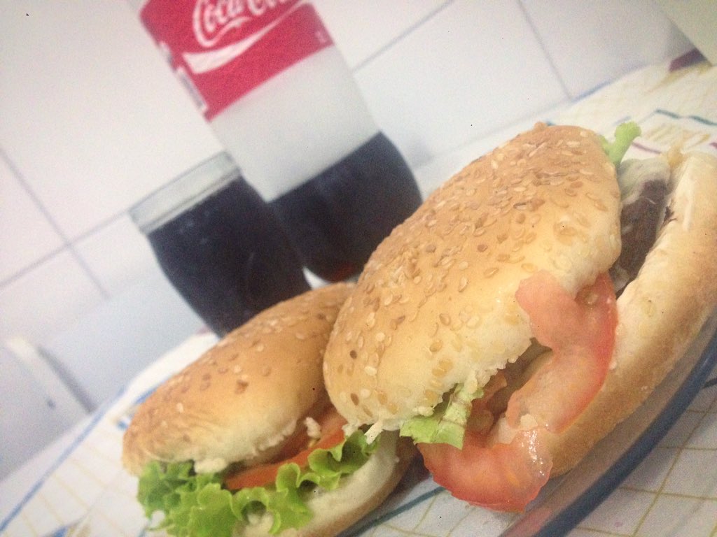 _thauansilva's tweet photo. Lanchinho 🍔🍷😋 https://t.co/OKDVux2Ekz