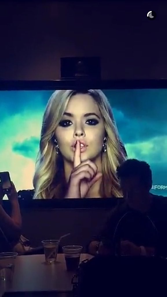 flawlesshayx's tweet image. Sasha doing photo of her doing shy same