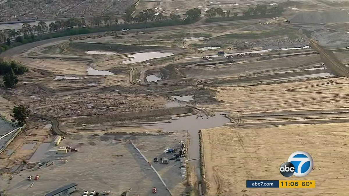 ABC7's tweet image. Construction underway at site of Los Angeles Rams' new home in Inglewood abc7.la/1UPQZ7b